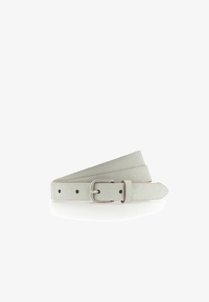 Ceinture en daim gris clair avec boucle métallique argentée et plusieurs trous de réglage, enroulée sur un fond blanc.