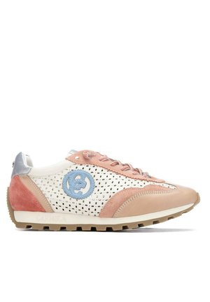Zapatilla de perfil bajo con laterales perforados blancos, detalles de ante rosa, círculo de logo azul, puntera beige y suela de goma marrón claro.