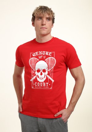 Rotes Baumwoll-T-Shirt mit einem großen weißen Totenkopf-Design und gekreuzten Tennisschlägern. Darunter der Text "CENTRE COURT RACKET CLUB".