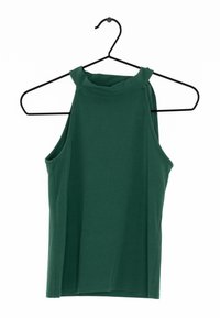 Top sin mangas verde hecho de tela suave, con un cuello alto y un diseño ajustado. Cuélga de un perchero negro contra un fondo blanco.