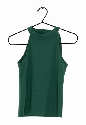 Débardeur vert sans manches en tissu doux, avec un col haut et une coupe ajustée. Suspendu sur un cintre en fil noir sur fond blanc.