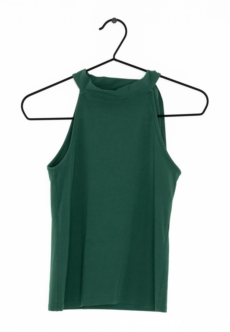 Top sin mangas verde hecho de tela suave, con un cuello alto y un diseño ajustado. Cuélga de un perchero negro contra un fondo blanco.