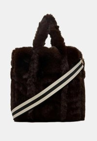 Borsa in pelliccia sintetica marrone con un design strutturato, caratterizzata da manici doppi e una tracolla removibile con strisce bianche e nere.