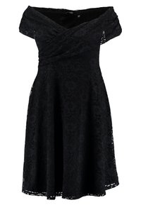 Svart spetsklänning med avskuren axel, figurnära midja och utställd kjol. Blommönster och texturerad tyg genomgående.