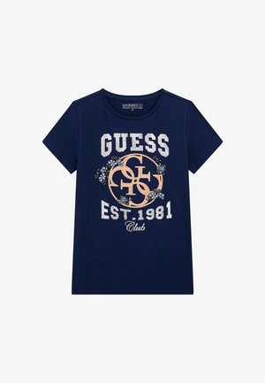 Tricou din bumbac bleu marin cu text grafic alb și piersici "GUESS EST.1981 Club" cu accente florale și guler rotund.