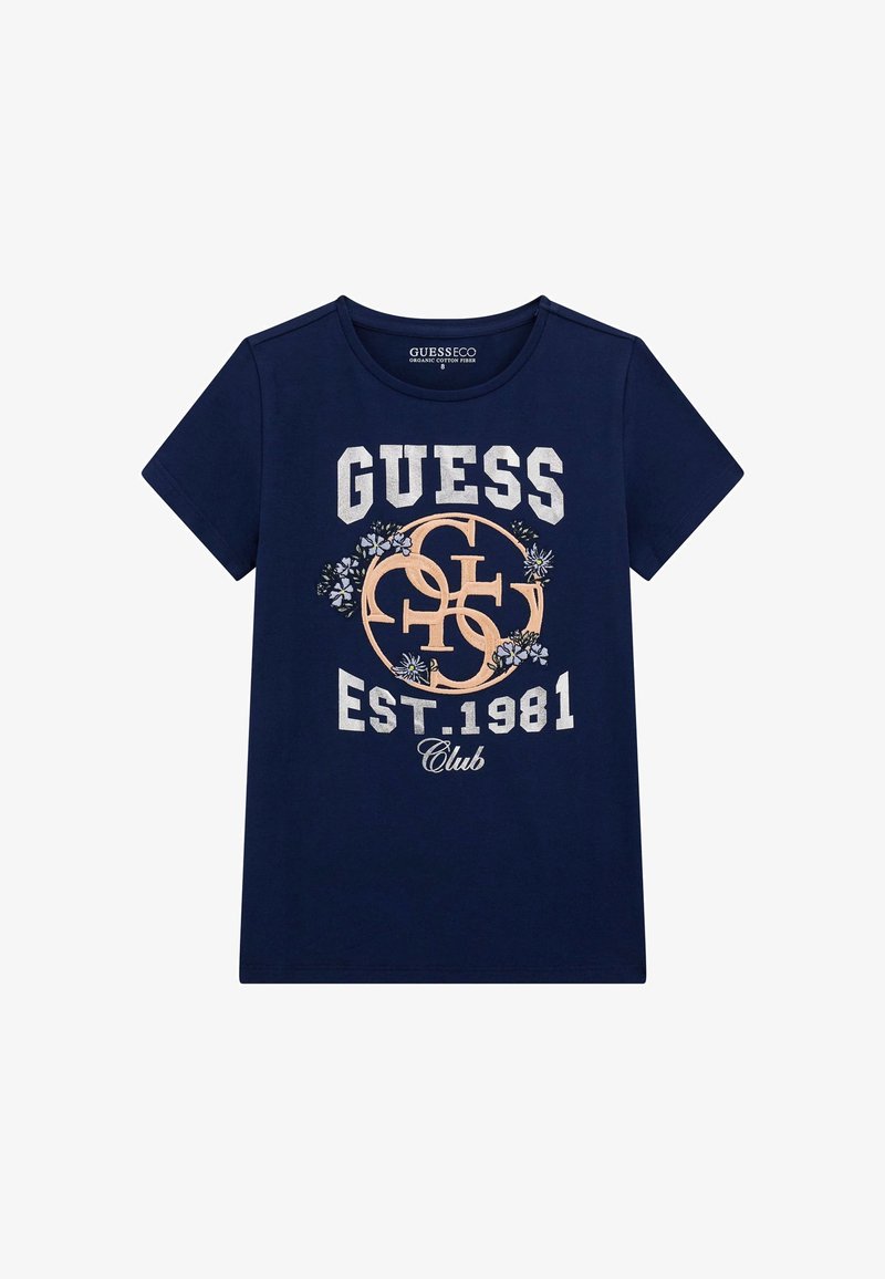 Tumši zila kokvilnas T-krekls ar baltu un persiku krāsas grafiku "GUESS EST.1981 Club", kas rotāta ar ziedu motīviem un apaļu kakla izgriezumu.