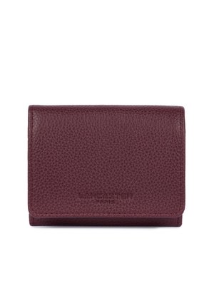 Portafoglio in pelle bordeaux con texture grezza, design pieghevole e logo del marchio impresso. Dimensioni compatte ideali per carte e contante.