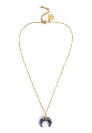 Collar de cadena dorada con colgante de piedra morada en forma de media luna y cierre ajustable, expuesto sobre fondo blanco.