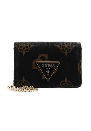 Portefeuille noir texturé avec ferrures et chaîne dorées. Présente un motif monogramme et une plaque logo triangulaire à l'avant. Design compact.