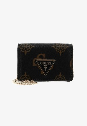 Portefeuille noir texturé avec ferrures et chaîne dorées. Présente un motif monogramme et une plaque logo triangulaire à l'avant. Design compact.