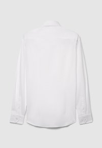 Weißes Langarmhemd, glatter Baumwollstoff, klassischer Kragen, Knopfmanschetten, abgerundeter Saum, minimalistische Nähte, keine sichtbaren Muster oder Akzente.