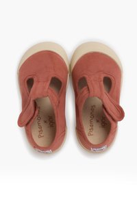 Scarpe rosse in tela con lati intagliati e suole in gomma beige. Presentano un piccolo anello sul tallone per una facile calzata. Logo stampato sulle solette.