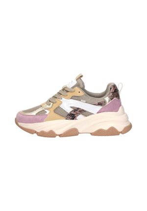 Dikke sneaker met beige mesh, lichtroze suède, witte accenten en bruine slangenprintdetails, voorzien van een dikke witte zool en beige veters.
