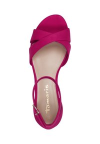 Sandale femme à bout ouvert rose vif avec brides croisées et boucle à la cheville, semelle intérieure beige avec marquage Tamaris.