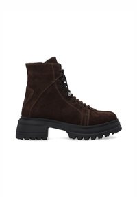 Bruine suède enkellaarsjes met zwarte rubberen zolen, voorzien van een vetersluiting en contrasterende stikdetails. Dikke profielzool voor grip.