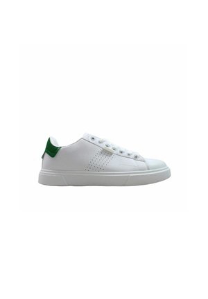 Białe sneakersy z gładką skórzaną cholewką, zielonym wsparciem pięty, perforowanym wzorem po bokach oraz płaską gumową podeszwą.
