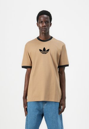 T-shirt castanho de mangas curtas com decote e punhos canelados pretos. Apresenta um logo preto da adidas centrado no peito.