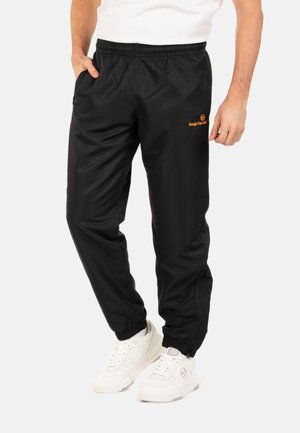 Zwarte sportbroek met een elastische tailleband, zijzakken en een klein oranje logo. Tapered pijpen met elastische boorden. Lichtgewicht materiaal.