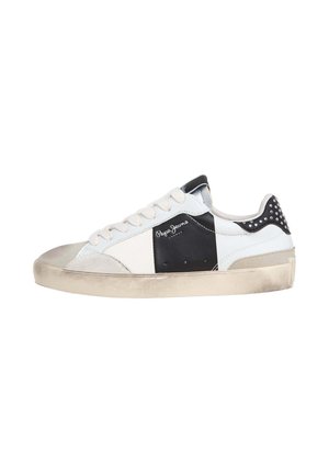 Niskie białe i czarne sneakersy z sznurowadłami, czarnym ćwiekowanym zapiętkiem, beżową podeszwą i logo "Pepe Jeans" z boku.