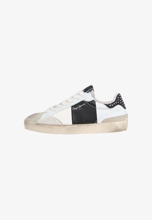 Lavtop hvid og sort sneaker med snørebånd, sort nittebeklædt hæl, beige sål og "Pepe Jeans" logo på siden.