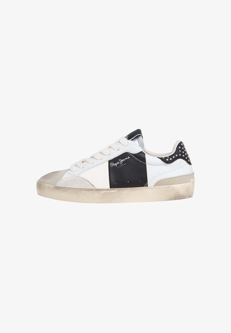 Baskets basses blanches et noires avec lacets, talon noir clouté, semelle beige et logo "Pepe Jeans" sur le côté.