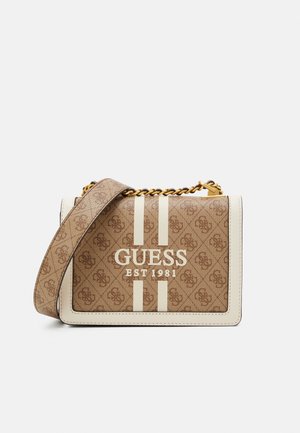 Bolso Bandolera Guess marrón con ribete beige, correa de cadena dorada, estampado de monograma y "GUESS EST 1981" impreso en el frente.