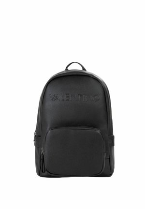 Sac à dos Valentino en cuir noir avec logo embossé sur le devant et une grande poche zippée en bas au centre.