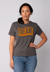 Graues Baumwoll-T-Shirt mit einem auffälligen orangen "DREAM"-Grafik auf der Vorderseite. Kurze Ärmel, runder Halsausschnitt und eine lockere Passform.