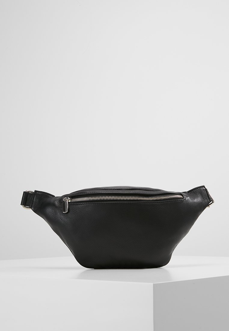 Marsupio in pelle nera con forma curvata, chiusura superiore con zip e una tracolla regolabile. Texture liscia con dettagli di cucitura discreti.