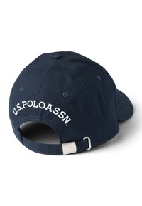 Sapca de baseball albastru marin, din material de bumbac, cu text alb brodat "U.S. POLO ASSN.", cataramă reglabilă din metal argintiu în partea din spate.