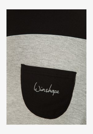 Siva in črna majica s krožnim črnim žepom, ki vsebuje "Winshape" logo v sivi pisavi. Gladka tekstura, sproščen dizajn.
