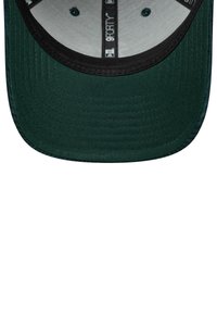Gorra de algodón verde con un diseño estructurado, visera plana, parte inferior negra y forro gris. Presenta una banda interior de marca con el texto "9FORTY".