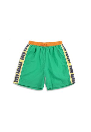 Grønne shorts med orange elastisk taljebånd og sidestriber med navy og gul tekst "BOBO CHOSES."