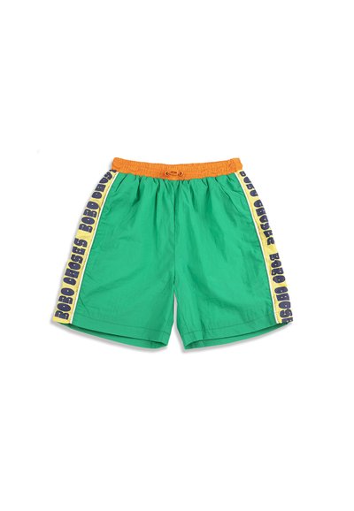 Shorts verts avec taille élastique orange et bandes latérales comportant le texte bleu marine et jaune "BOBO CHOSES".