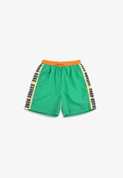 Shorts verts avec taille élastique orange et bandes latérales comportant le texte bleu marine et jaune "BOBO CHOSES".