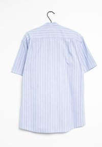 Kortärmad blårandig skjorta i bomull, med vertikala vita ränder, boxig form och klassisk krage. Hänger från en svart krok.