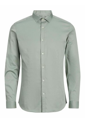 Camisa de manga larga verde claro hecha de una tela suave, con un collar puntiagudo, cierre de botones en la parte delantera y un dobladillo curvado.