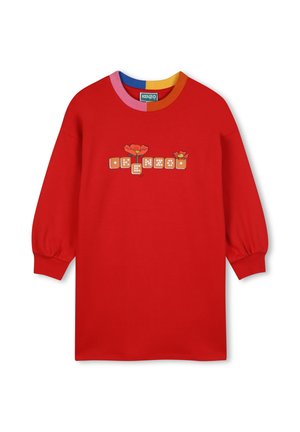 Robe rouge à manches longues avec col côtelé coloré et fleurs brodées au-dessus de blocs beige formant "Kenzo" en points blancs sur la poitrine.