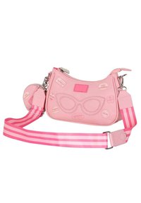 Sac à épaule en cuir rose avec des patchs en relief, de forme courbée, fermeture éclair, et bandoulière amovible à rayures de rose plus foncé. Il comporte un charm rond.