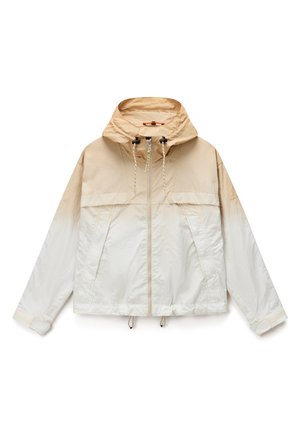 Beżowa i kremowa kurtka przeciwwiatrowa z kapturem, zapinana na zamek z przodu, z regulowanymi ściągaczami przy kapturze i na dole oraz regulowanymi paskami na nadgarstkach.