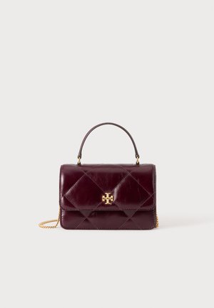 Petit sac à main en cuir bordeaux foncé avec motif matelassé, fermoir logo doré, poignée supérieure et bandoulière chaîne dorée sur fond blanc.