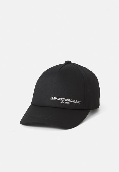 Gorra de béisbol negra con visera curva y logo bordado "Emporio Armani Milano". Fabricada con un tejido liso y transpirable. Diseño clásico.