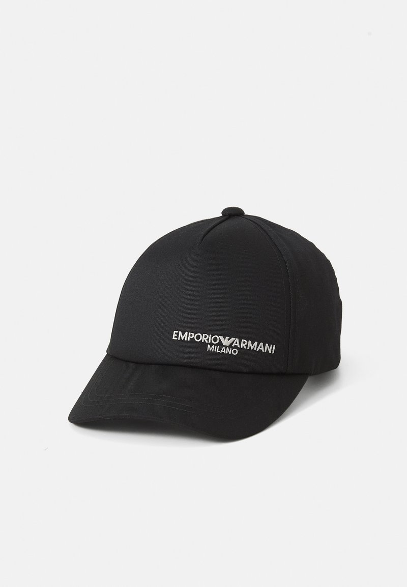 Casquette de baseball noire avec visière incurvée et logo brodé "Emporio Armani Milano". Fabriquée en tissu lisse et respirant. Design classique.