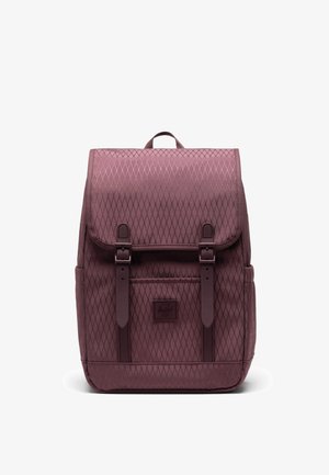 Sac à dos bordeaux en tissu à motif losange, rabat avant, deux sangles à boucle, petite poche frontale et poignée supérieure, présenté sur un fond uni.
