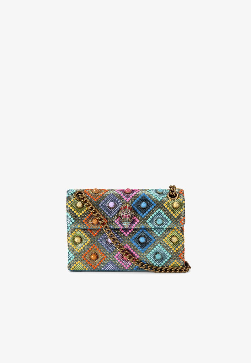 Sac à main coloré avec un motif en diamants et des embellissements texturés, une bandoulière en chaîne et un fermoir décoratif. Les couleurs principales incluent le bleu, l'orange et le rose.