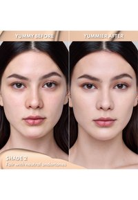 Före-och-efter-jämförelse av ett ansikte med jämn hudton, naturlig sminkning och en slät textur. Nyans 2, ljus med neutrala undertoner.