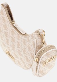 Hobo-stijl handtas van beige stof met een tonale logo-print, voorzien van een ritssluiting in goudkleur en een afneembaar mini tasje.