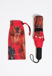 Czerwony parasol z nadrukiem jamnika oraz czarną rączką. W zestawie koordynowana saszetka ze sznurkiem i podobnym wzorem.