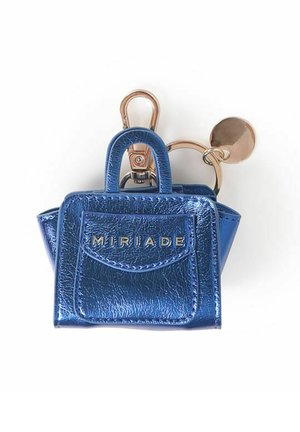 Portachiavi mini borsa in metallo blu con una finitura testurizzata, dotato di una tasca frontale e hardware dorato. "MIRIADA" impresso sulla parte anteriore.