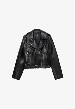 Fekete bőr, rövidített motoros dzseki övvel a deréknál, ezüstszínű fém kiegészítőkkel, hajtókás gallérral, cipzáras zsebekkel és varrási díszítéssel az ujjakon.